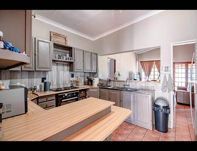 5 BEDROOM HOUSE FOR SALE IN SINOVILLE